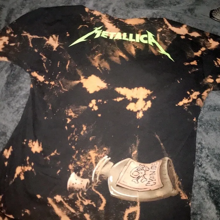 Sjukt cool Metallica tröja som jag har blekt med klorin. Säljer för att den är lite för stor på mig (är 160cm och när stl xs-s). Som ny! Frakt kan diskuteras. . T-shirts.