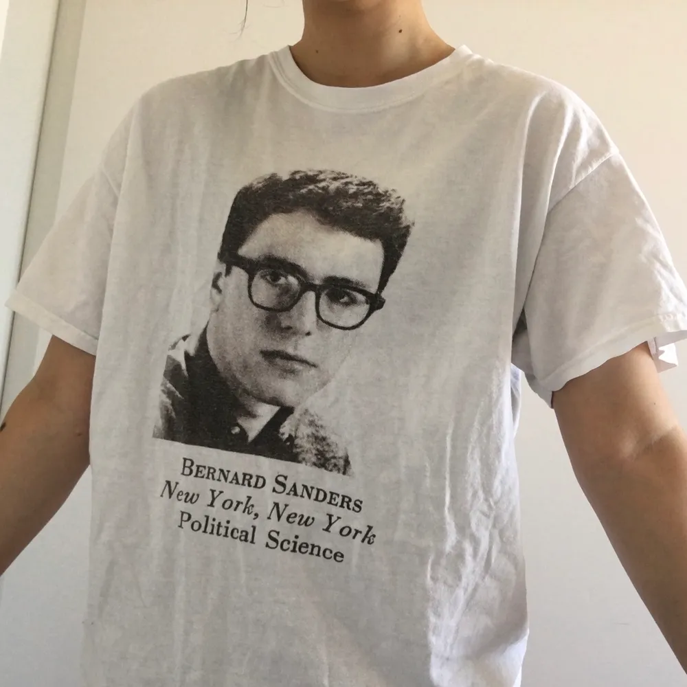 Vit T-shirt med bild på Bernie när han var ung <3 Buda!. T-shirts.