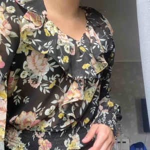  - säljer denna fina blus från ginatricot! Aldrig kommit till användning tyvärr! Sprillans ny 120+frakt 