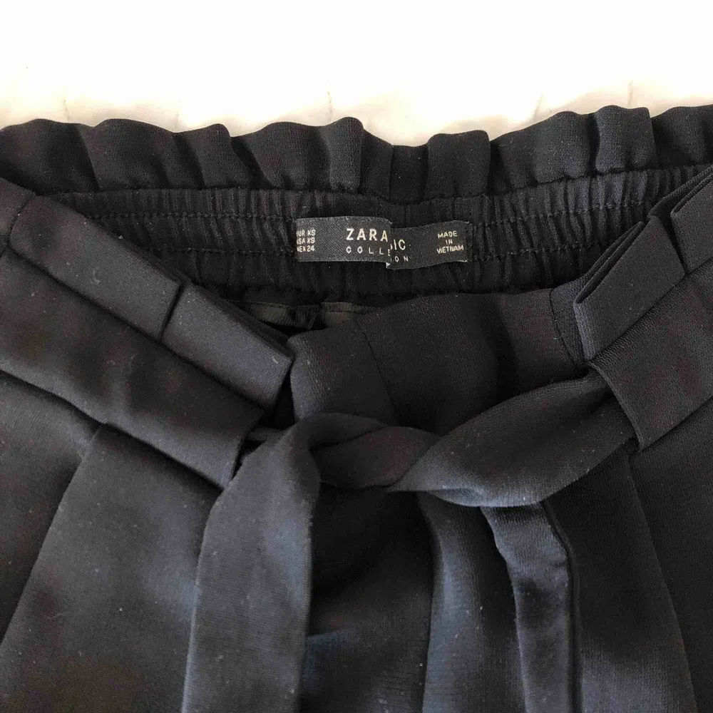 Svarta culottebyxor från Zara. Superfint skick. Jeans & Byxor.