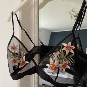 Bralette från Ella.M - Så fin bralette från Ella.M. Aldrig använd, storlek M. Passar S-M. 150 kr, frakt ingår i priset. 