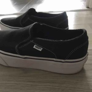  - Säljer mina vans skor i hög platå. Köpta för 700kr, aldrig använda utan bara testade. 