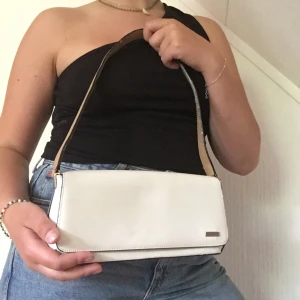 Vit 90-tals väska - En 90/ 00- tals inspirerad väska. Använd ett fåtal gånger och har några små rispor på framsidan men inget man tänker på.  Frakt på 25 kr☺️🦋💜 Finns fler bilder!!