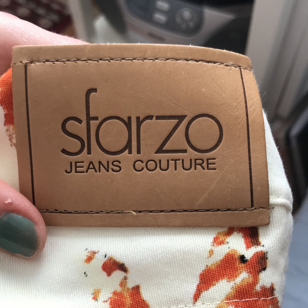 SVINcoola jeans från Sfarzo!! Tryck med snäckor och pärlor som detaljer! Köpt på Humana, använd 1 gång! Låga!!. Jeans & Byxor.