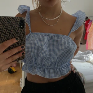 Topp från DM retro - Super söt topp från DM retro. Storlek M men sitter som S. Aldrig använd 💕💕 60 kr eller högsta bud Högsta bud 120kr