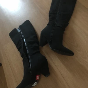 Stövlar  - Ett par svarta stövlar ifrån skopunkten. Oanvända. Storlek 37 🌸