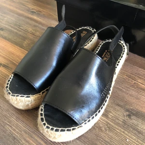 Sweeks sandaler - Superfina sandaler från sweeks! Aldrig använda så är i nyskick. Jag brukar normalt sett ha stl.36 i skor så de är stora i storleken! Frakt tillkommer  Orginalpris 800kr