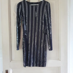 Klänning - Ny klänning, alla lappar kvar. Köparen står för frakten