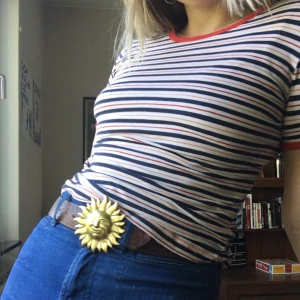 Ny tshirt - Tisha från weekday, oanvänd, jättemjuk å med retro-feeling. 50 spänn + frakt!   Katt finns i hemmet!  70s, 70-tal, secondhand, 2hand, vintage, nyskick, randigt, retro