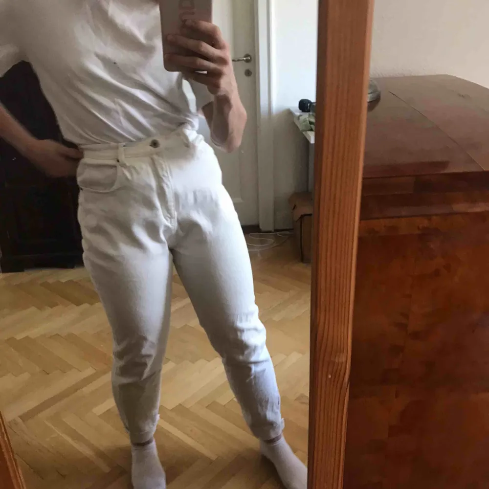 Vita mom jeans som är lite stretchiga. Bra skick. Köparen står för frakten. Kan även mötas upp i Stockholm.. Jeans & Byxor.
