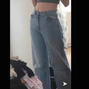 monki jeans - Sjukt snygga och trendiga byxor från monki, modellen yoko. Storlek 28 men passar 27 också:)