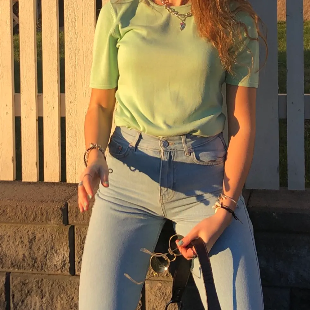 Pastellgrön ”stickad” tröja, jeans från junkyard i storlek 26, skor Nike Jordan . Jeans & Byxor.
