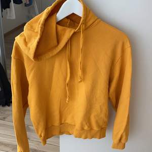 Orange sweatshirt med luva . Använd ett par gånger 
