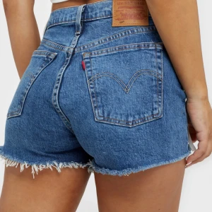 Levis shorts  - Mörkblåa Levis shorts som passar superbra nu inför sommaren!!☀️☀️ Endast använda förra sommaren och då kanske cirka 10 gånger. Säljer dom nu för att dom blivit för små för mig. Frakt tillkommer 📦