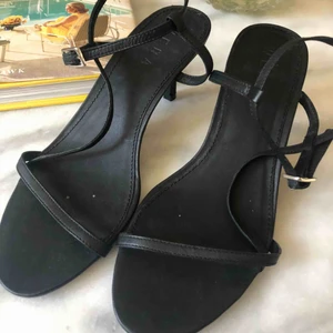  - Skor från Wera Stockholm som är en 36a men passar lätt en 37a med. Helt oanvända och superfina men aningen för små för mina fötter. 350 inkl frakt eller prutar ni 🧚🏻