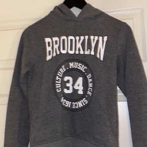 Grå Hoodie - Mörkgrå hoodie från ginatricot