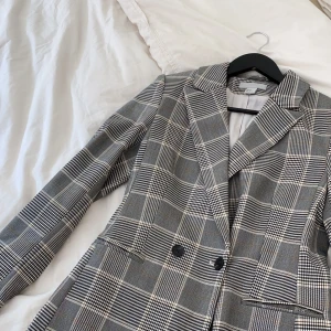 Rutig blazer från H&M - Aldrig använd, storlek 38