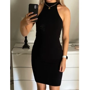 Klänning - Säljer denna klänning, hög i kragen och ribbad. Endast använd 1-2 gånger, så är i väldigt bra skick! Passar även mig som har S då den är lite töjbar 