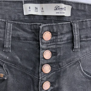 Högmidjade jeansshorts - Jättesnygga, korta, svarta jeansshorts med kopparkablar. Jättesköna då de är gjorda i ett stretchigt material! Säljes då de är för små för mig. Frakt ingår! 💘