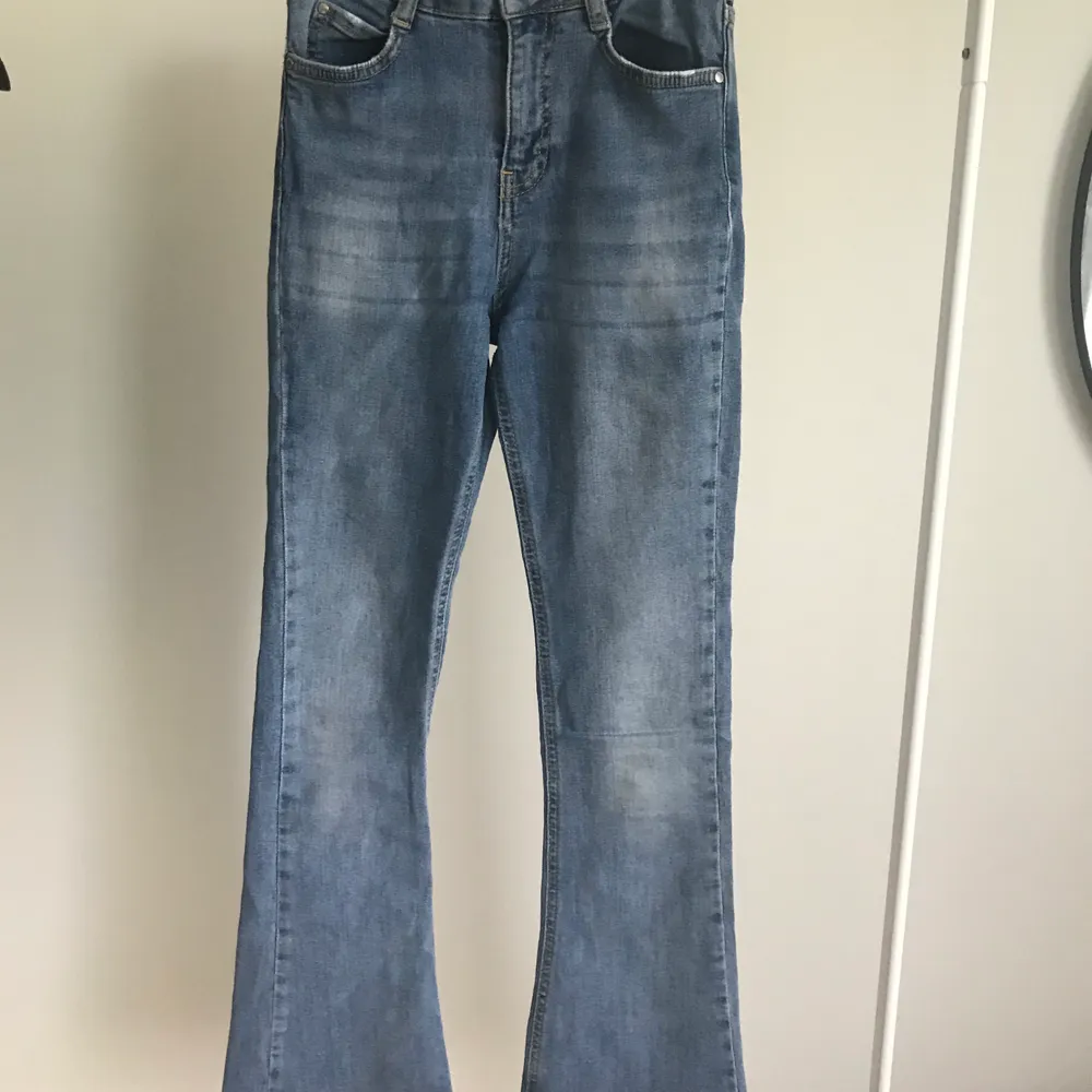 Ljusblå bootcut jeans från Gina tricot. Köptes för cirka  300kr säljer för 65kr då de tyvärr blivit för små för mig. Köparen står för frakt. Pris skulle kunna diskuteras💕 . Jeans & Byxor.