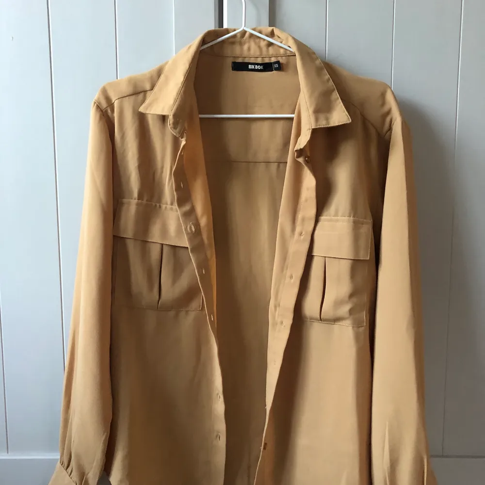 Beige skjorta från bikbok. Strl 34 (66kr frakt . Skjortor.