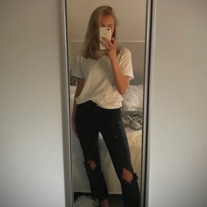 Jeans - Croppade jeans med slitningar på knäna💕från dr denim men har gjort om dem lite🧚🏼‍♀️ jag är 162cm som längdreferens