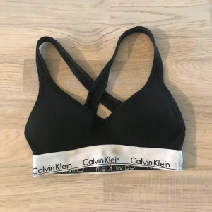 Calvin Klein bralette  - Bralette ifrån Calvin Klein. Använd men forfarande i bra skick. Säljer eftersom den är för liten😊💕 Nypris 400 kr
