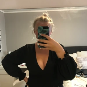 Blus från Gina Tricot - Långärmad blus från Gina tricot i strl 36. Använd fåtal gånger och i samma skick som när den köptes.