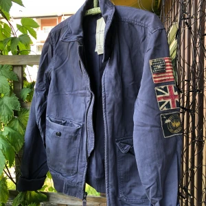 Oversize vår/höstjacka Ralph lauren - Jääättefin lätt fordrad jacka från Ralph lauren. Egentligen herrmodell men har jättesnygg att använda som lite oversize jacka till någon som har storlek xs-m, eller som L/XL men då inte så oversize. Säljes då den används för sällan. Frakt ingår! 💘