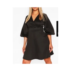 Siden klänning - Jätte snygg siden klänning med puffärm, aldrig använd tyvärr. Frakt 50kr