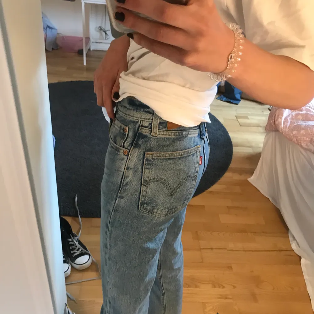 Säljer mina Levis jeans, superfina men kommer tyvärr inte till användning. Är raka i passformen och lite tightare vid midjan.. Jeans & Byxor.