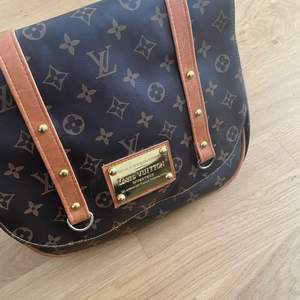 Fake Louis Vuitton väska. Pris går givetvis att diskuteras🥰 skriv för fler bilder!