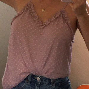 Topp från BikBok - Supersöt topp från Bikbok. Aldrig använd då prislappen fortfarande är kvar🦋