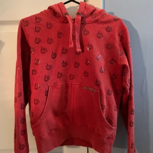 Röd converse hoodie - Jag säljer nu denna fina hoodien från converse eftersom den har blivit för liten. Den är i mycket bra skick. Det står storlek S, men jag skulle säga att den passar XS-S. PRISET INKLUDERAR FRAKTEN✨🧚🏻🌼🌻🦋