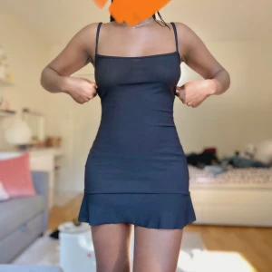 Svart klänning med Vollang längst ner - Klänning är lite genomskinlig(har täckt över mina npls, klänning passar till vardags eller kanske fest och är rätt så kort, har endast använt den en gång😍🦋. Frakt 35kr