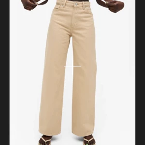 Monki yoko beige jeans - Säljer dessa super snygga beiga jeans ifrån monki. Säljer de pga att de är lite för små för mig och har endast använt dom 2-3 gånger så de är nyskick. Köparen står för frakt(65kr)💗