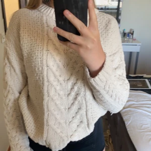 Stickat tröja från primatk storlek xxs - Stickat tröja från primark, den är ganska stor i storlek, jag har vanligt vis S i storlek. Först till kvarn pris+frakt. Använd 1 gång så den ör i super bra skick. 