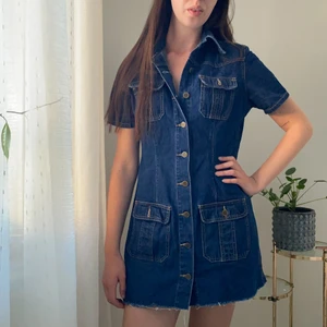 Jeansklänning köpt secondhand  - Jeansklänning med fickor, avklippt nedtill