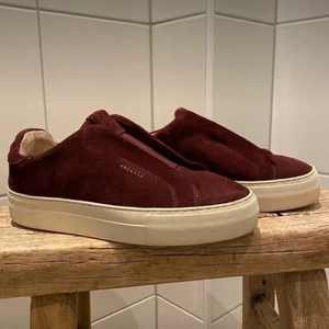 axel arigato clean 360 laceless stl 37 - Säljer pga att de inte passar längre, knappt använda då de va för små redan när jag köpte dem. Nypris- 2000 kr 