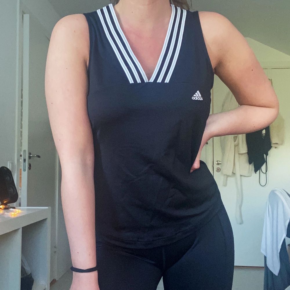 Jättefint träningslinne/tröja från Adidas. Snygg V-ringning och fin detalj i ryggen. Väldigt bra skick och säljer då jag inte använder linnen när jag tränar. Står storlek 42, men passar mig perfekt som vanligtvis är XS/S (jätteskumt 😅) Frakt tillkommer . Huvtröjor & Träningströjor.