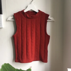 Röd crop top storlek S - Röd crop top, storlek S. Köpt second hand, använd en gång. Köparen står för frakt :)