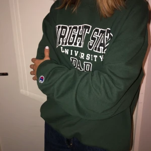 champion collegetröja  - Budgivning avslutad!       En riktigt fet champion collegetröja med boxy fit från beyond retro, köpt nyligen för 500kr✨😇🤪 den är storlek XL men skulle mer säga att den är M/L 