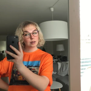 Cool t-shirt  - Säljer denna t-shirt ifrån Schein i en lysande orange färg med ett coolt tryck. Frakt tillkommer😊