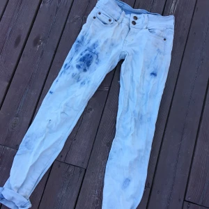 Ljusa jeans - Välanvända och slitstarka byxor. Låg midja.