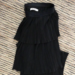 Svart knälong kjol från NAKD - Kjol lite längre än till knäna, jag är 167 cm lång. Kjolen är i storlek XS. Använd ett fåtal gånger. 