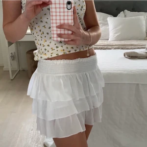 Kjol  - Säljer en likadan kjol från H&M. Den är från barnavdelningen men passar mig som har S. Men skulle säga att detta är som en XS/ S. Använd 1 gång så i ny skick. LEDANDE BUD: 400 kr. Avslutar budgivningen på fredag!