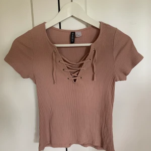 T-Shirt  - Rosa/beige T-Shirt. 100kr inklusive frakt. 