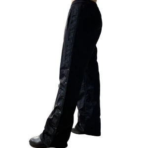 CoolCat popper pants - Svarta popperpants i storlek L. Stod en text på ena sidan som tyvärr har tvättats av, men ser rätt coolt ut och hade behållt om de inte var för stora. En snabb affär uppskattas💜