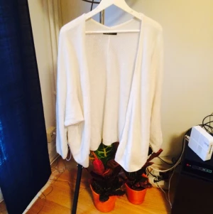  - Vit kofta från ginatricot. Finstickad. Passar alla storlekar.