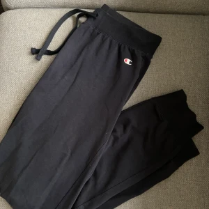 Mjukisbyxor - Jättesköna mjukisbyxor från champion som tyvärr blivit för små :( Jättebra skick i storlek xs